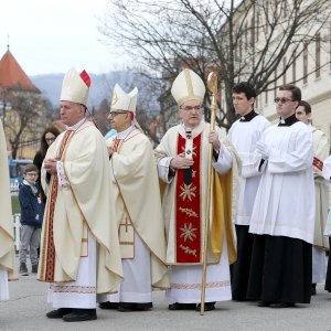 Zagreb: Svećeničkom ulaznom procesijom počeli obredi Velikog trodnevlja