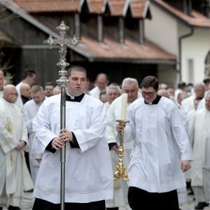 Zagreb: Svećeničkom ulaznom procesijom počeli obredi Velikog trodnevlja