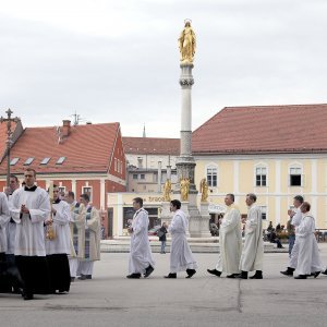 Zagreb: Svećeničkom ulaznom procesijom počeli obredi Velikog trodnevlja