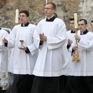 Zagreb: Svećeničkom ulaznom procesijom počeli obredi Velikog trodnevlja