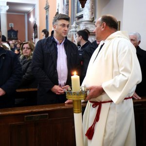 Andrej Plenković na hvarskoj procesiji 'Za križen'