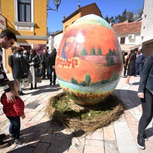 Sinj: Sunčan i topao Uskrsni ponedjeljak izmamio građane u šetnju i na druženje