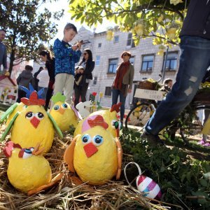 Sinj: Sunčan i topao Uskrsni ponedjeljak izmamio građane u šetnju i na druženje