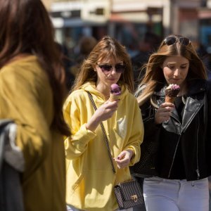 Zagreb: Lijep proljetni dan mnogi su iskoristili za šetnju i uživanje na suncu