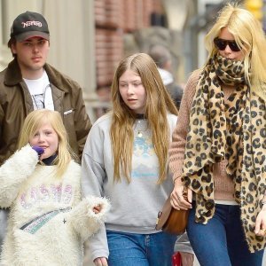 Godine su za nju samo broj: Claudia Schiffer uživa u šetnji s kćerkama -  tportal