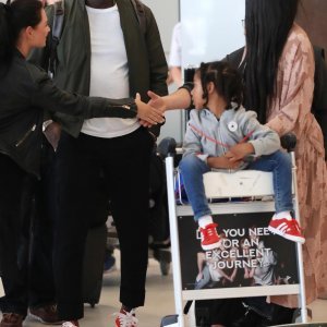Glumac i DJ Idris Elba sa sinom i zaručnicom sletio u Zračnu luku Franjo Tuđman