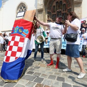 Performans sahrane Republike Hrvatske u lijesu ispred crkve sv. Marka