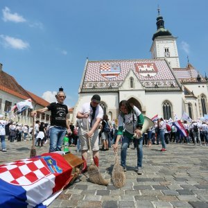 Performans sahrane Republike Hrvatske u lijesu ispred crkve sv. Marka