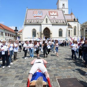 Performans sahrane Republike Hrvatske u lijesu ispred crkve sv. Marka