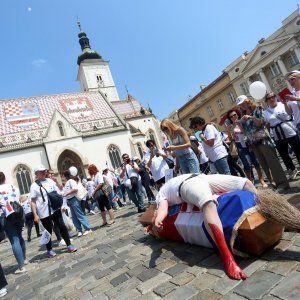 Performans sahrane Republike Hrvatske u lijesu ispred crkve sv. Marka