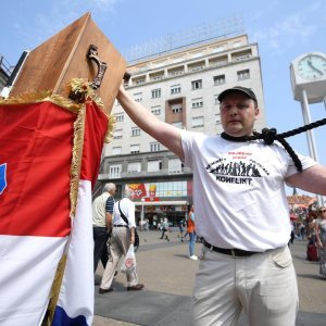 Performans sahrane Republike Hrvatske u lijesu ispred crkve sv. Marka