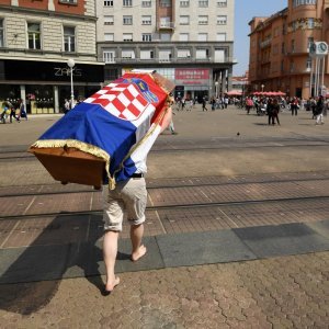 Performans sahrane Republike Hrvatske u lijesu ispred crkve sv. Marka