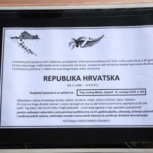 Performans sahrane Republike Hrvatske u lijesu ispred crkve sv. Marka