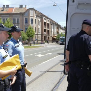 Privođenje osumnjičenih za paljenje kuće Radovana Ortynskog