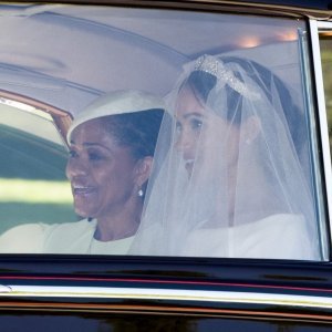 Meghan Markle dolazi u crkvu na vjenčanje s princem Harryjem
