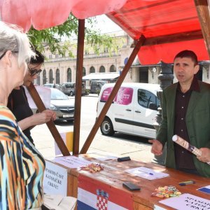 Performans Siniše Labrovića 'Zaštitimo svećenike od progona za pedofiliju'