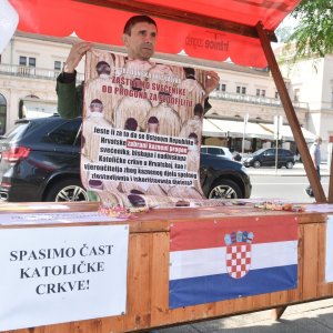 Performans Siniše Labrovića 'Zaštitimo svećenike od progona za pedofiliju'