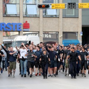 Atraktivna policajka u pratnji Dinamovih navijača