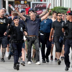 Atraktivna policajka u pratnji Dinamovih navijača