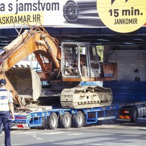 Šleper zapeo ispod nadvožnjaka u Držićevoj