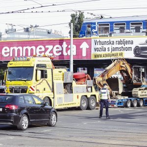 Šleper zapeo ispod nadvožnjaka u Držićevoj