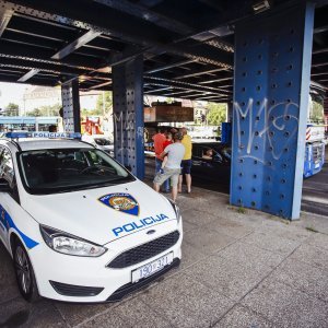 Šleper zapeo ispod nadvožnjaka u Držićevoj