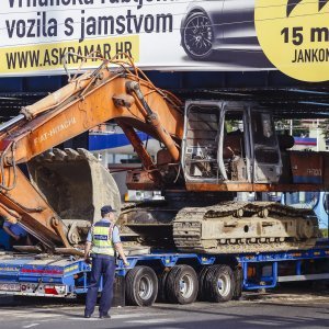 Šleper zapeo ispod nadvožnjaka u Držićevoj