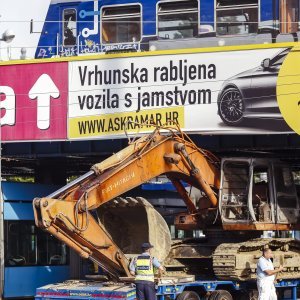 Šleper zapeo ispod nadvožnjaka u Držićevoj