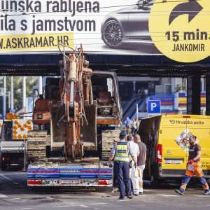 Šleper zapeo ispod nadvožnjaka u Držićevoj