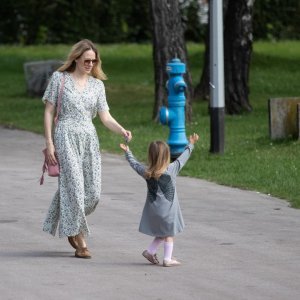 Jelena Veljača i kći Lena ispred Muzeja Mimare