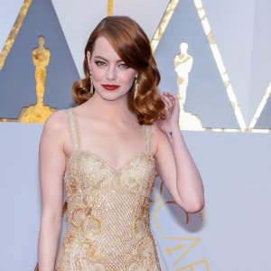 Emma Stone: kosa podijeljena na jednu stranu