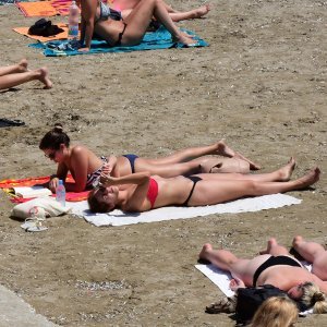 Gužve i atmosfera na plažama kao da je sezona već u punom jeku