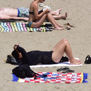 Gužve i atmosfera na plažama kao da je sezona već u punom jeku