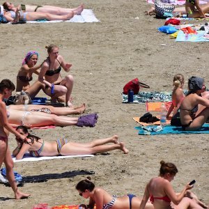 Gužve i atmosfera na plažama kao da je sezona već u punom jeku