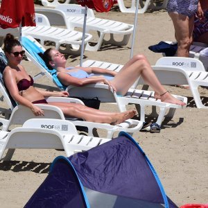 Gužve i atmosfera na plažama kao da je sezona već u punom jeku