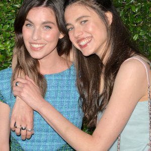 Rainey i Margaret Qualley