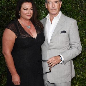 Pierce Brosnan i Keely Shaye Smith