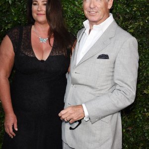 Pierce Brosnan i Keely Shaye Smith