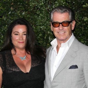 Pierce Brosnan i Keely Shaye Smith