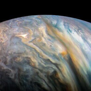 Jupiter ima nagnuto gravitacijsko i magnetsko polje
