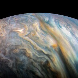 Jupiter ima nagnuto gravitacijsko i magnetsko polje