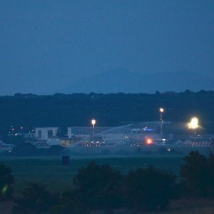 NATO-ov zrakoplov na nebu iznad Pule
