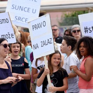 Petrčane: Mirni prosvjed protiv izgradnje obalnog zida i sanitarnog čvora na rivi