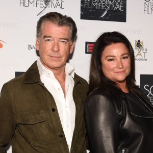 Pierce Brosnan i Keely Shaye Smith