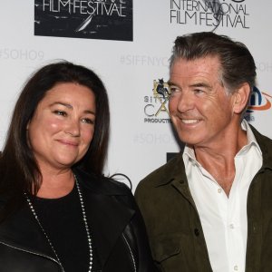 Pierce Brosnan i Keely Shaye Smith