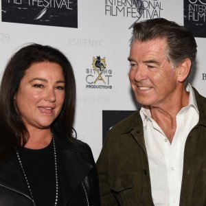 Pierce Brosnan i Keely Shaye Smith