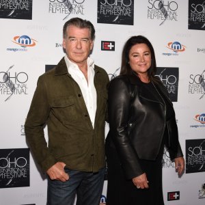 Pierce Brosnan i Keely Shaye Smith