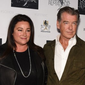 Pierce Brosnan i Keely Shaye Smith