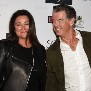 Pierce Brosnan i Keely Shaye Smith