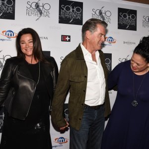 Pierce Brosnan i Keely Shaye Smith